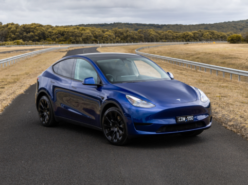 Elektrische auto, zoals een Tesla Model Y, geparkeerd op een oprit, met aandacht voor wegenbelasting.